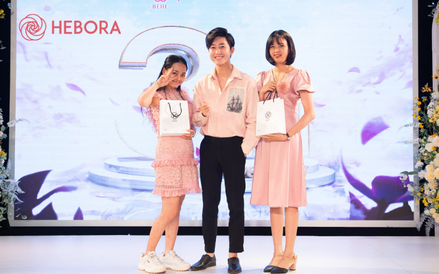 CEO Nguyễn Ngọc Duy (giữa) trong buổi GALA 3 năm thành lập Hebora